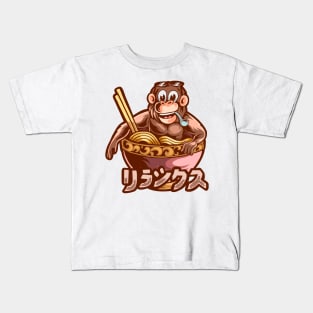 gorila cute eating ramen Kids T-Shirt